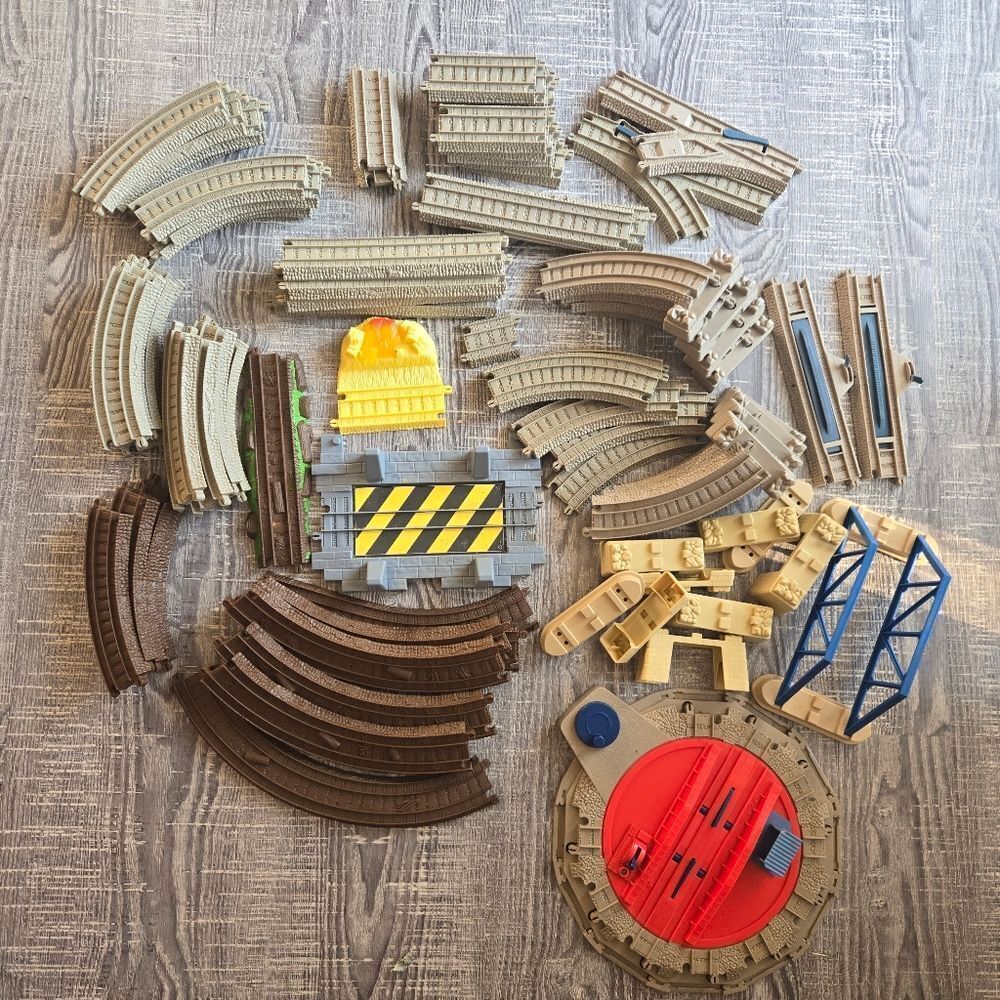 Trackmaster Thomas & Friends ~ THOMAS‎ AT TIDMOUTH SHEDS Incomplete 85pcs 2006
